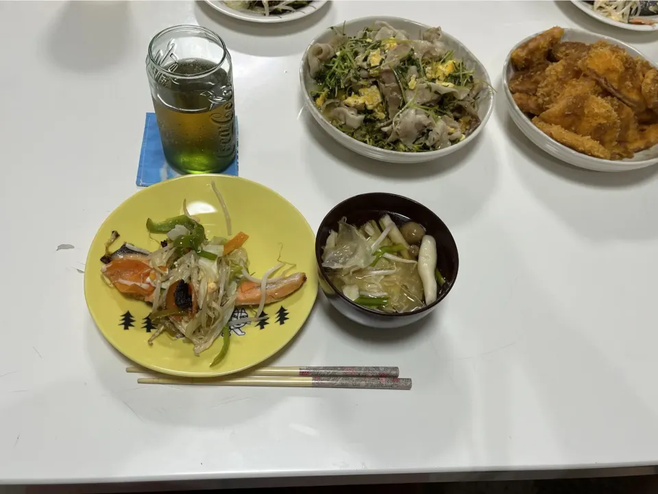 Snapdishの料理写真:晩御飯☆ハムカツ☆豆苗炒め（豚バラ・卵）☆鮭と野菜の明太マヨ焼き☆野菜中華スープ。お腹いっぱい🤪|Saharaさん