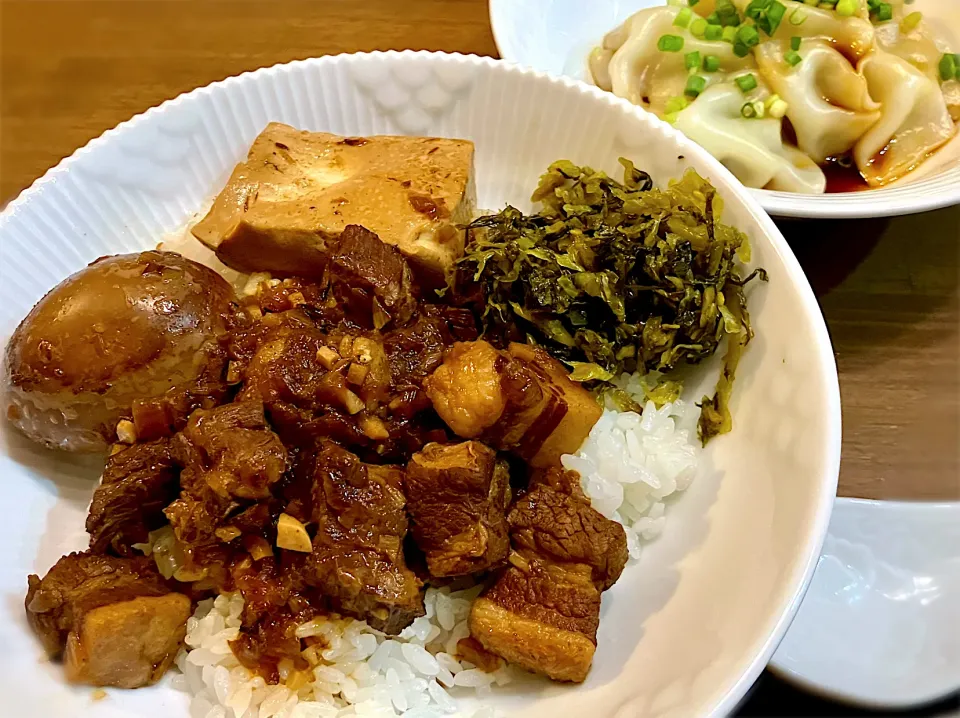 魯肉飯&水餃子　肉はカレー用のカットバラ肉　本場の魯肉飯食べたことないので“この味”でいいのかは分からない…  が、結構美味い！|リフルシャッフルさん