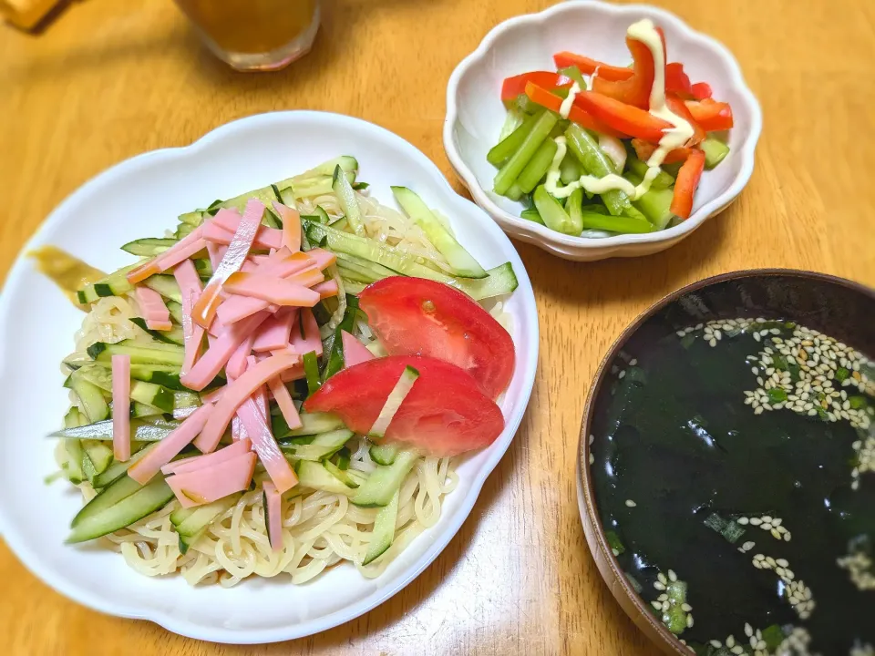 Snapdishの料理写真:冷やし中華、小松菜とパプリカのサラダ、わかめスープ|きなこもちさん