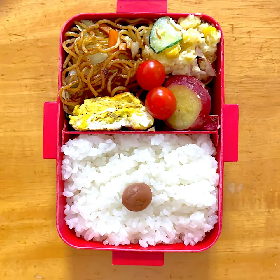 Snapdishの料理写真:焼きそばとポテトサラダ弁当|ももちゃんのママさん