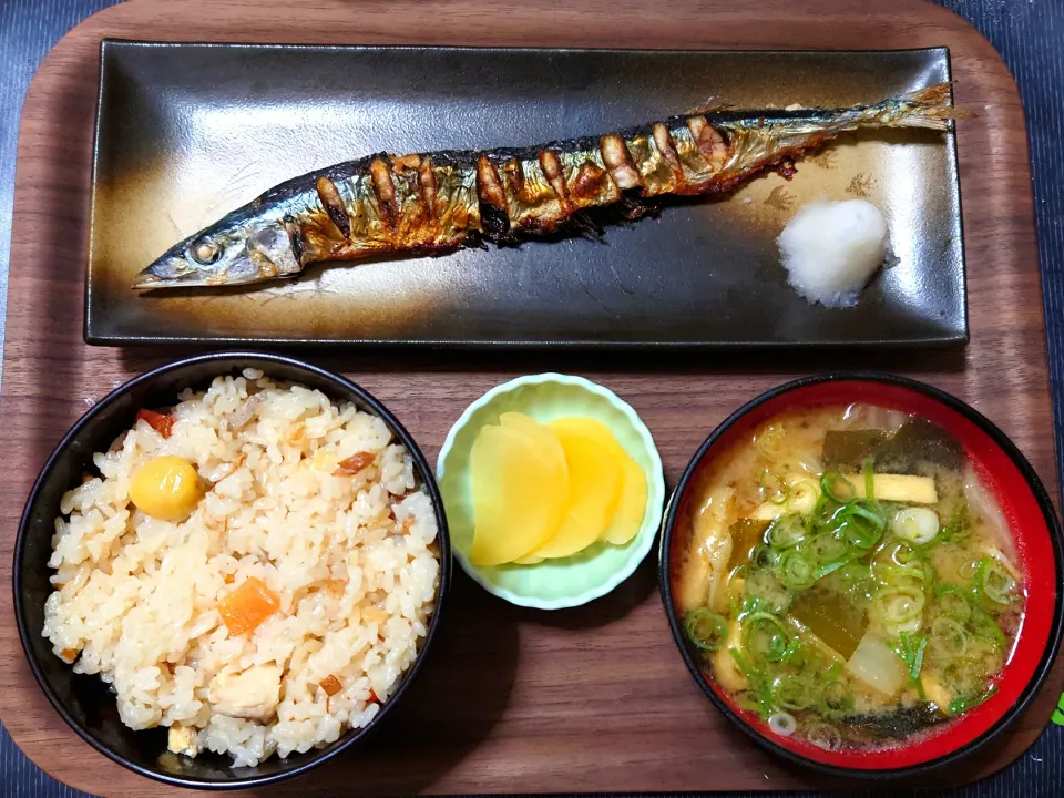 今日の朝ごはん（炊き込みご飯（鳥五目釜めし）に秋刀魚の塩焼き、白菜と油揚げのみそ汁、たくあん）
※秋刀魚は新物。|Mars＠釜飯作り研究中さん