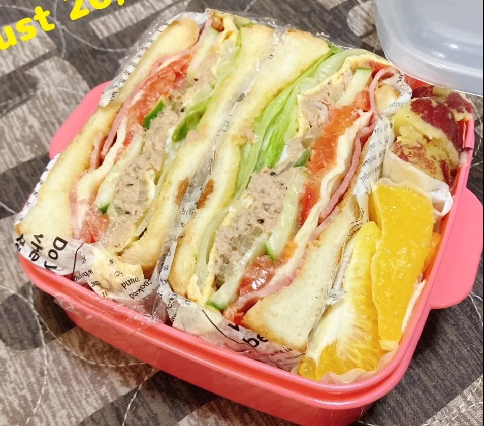 🥪サンドウィッチBOX

■ツナ＆ベーコン＆ベジタブルサンド

パンにバターを塗り🥬レタス▶🍳卵焼き▶🐟ツナ▶🥒キュウリ▶🍅トマト▶🧀チーズ▶🥓ベーコンの順番でサンド

SUBに🍠さつまいもレモン煮と🍊オレンジ|TakeBooさん