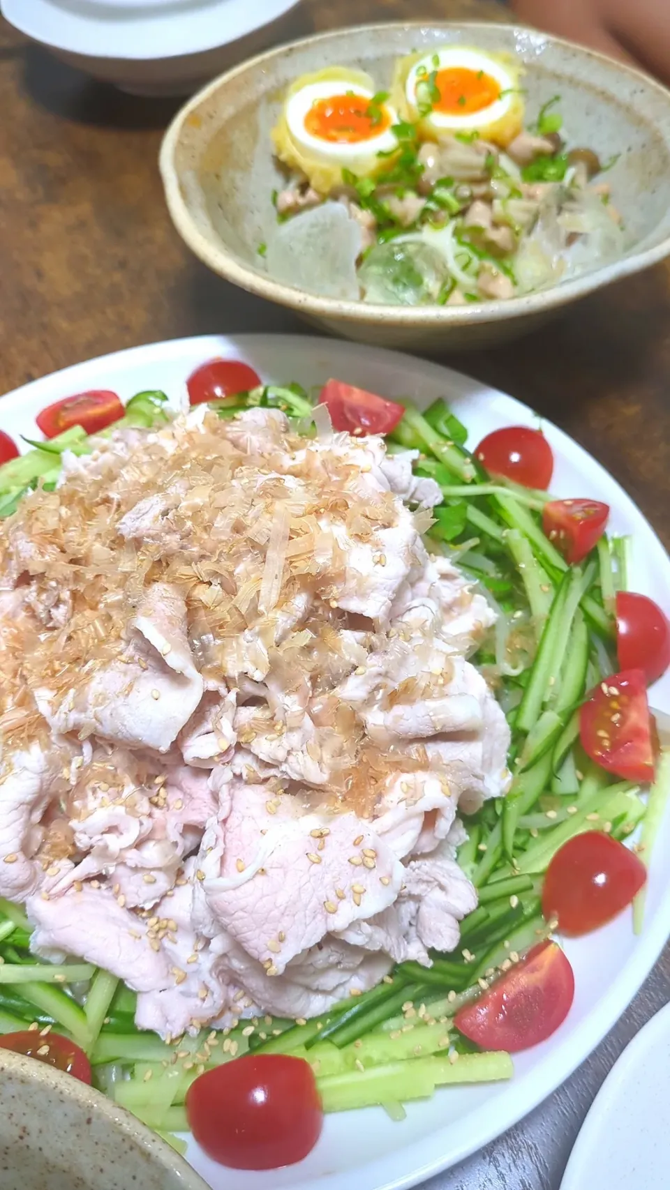 冷しゃぶサラダ
半熟卵のせ冷やしうどん|クークマさん