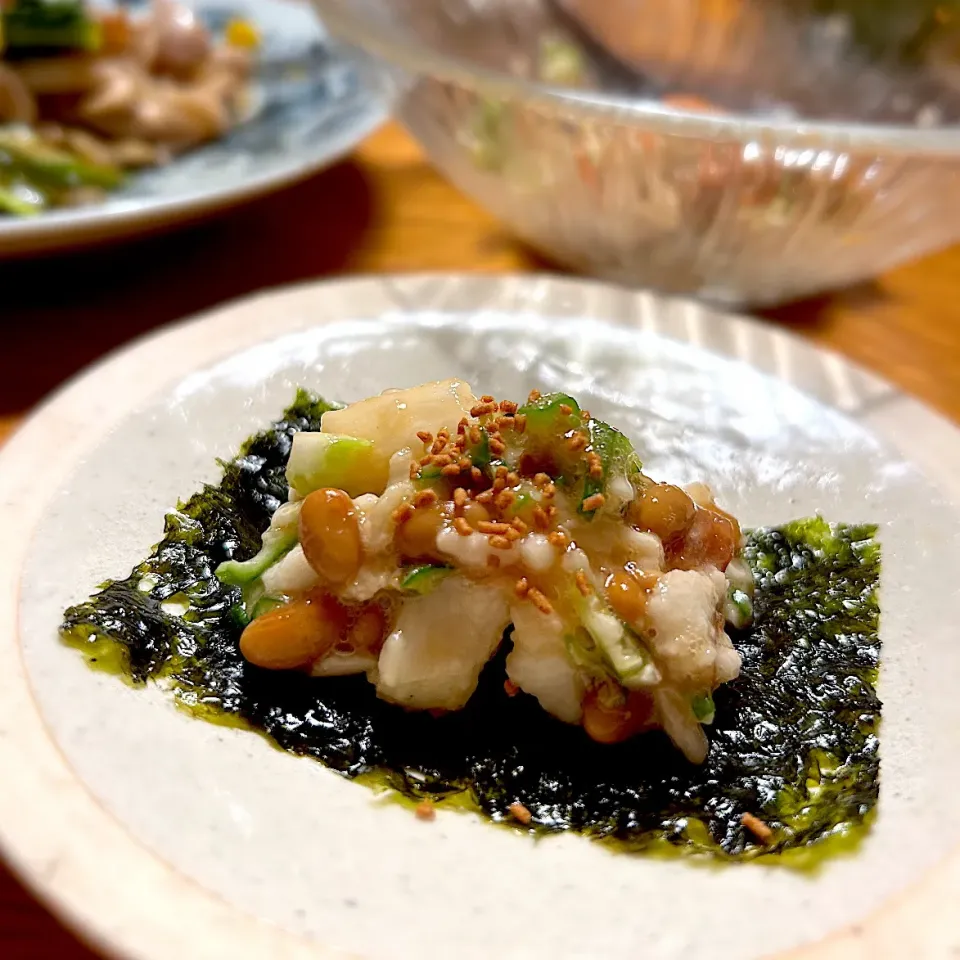  たたき長芋とオクラの梅つぶみそ和え、からの納豆和えon韓国海苔|むぎこさん