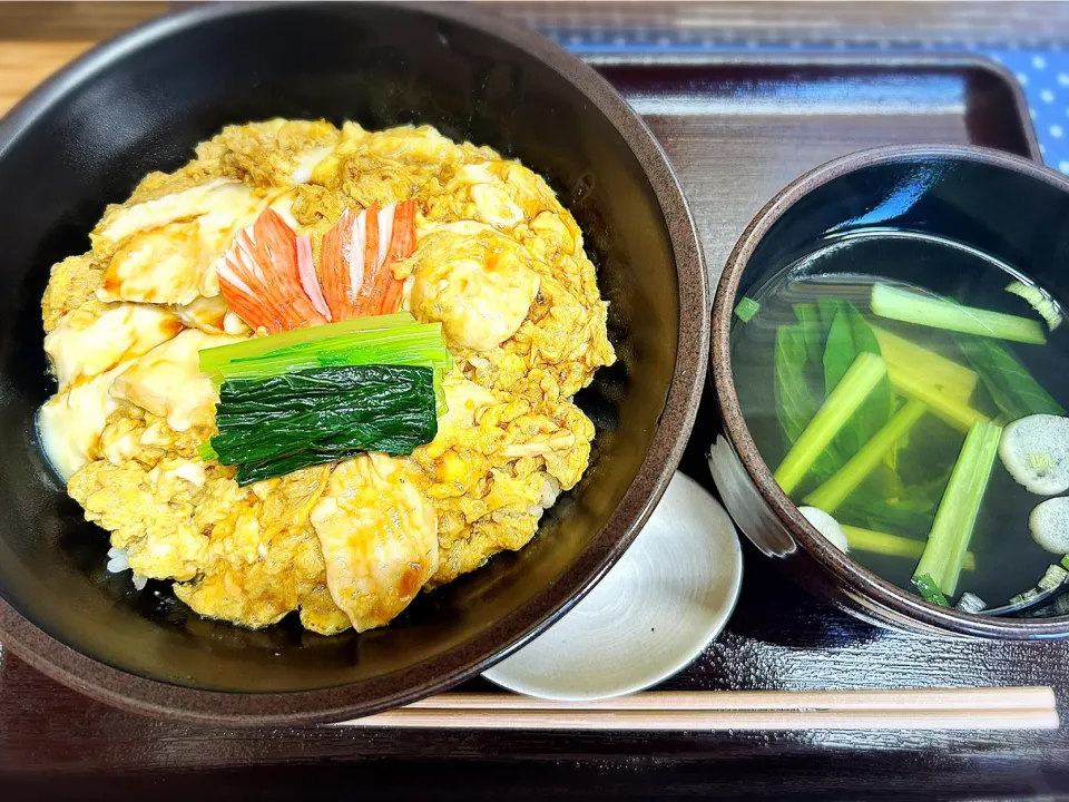 おやこ丼（とり肉、たまご、しめじ、にんじん、玉ねぎ） ¥650|Blue Moon Caféさん