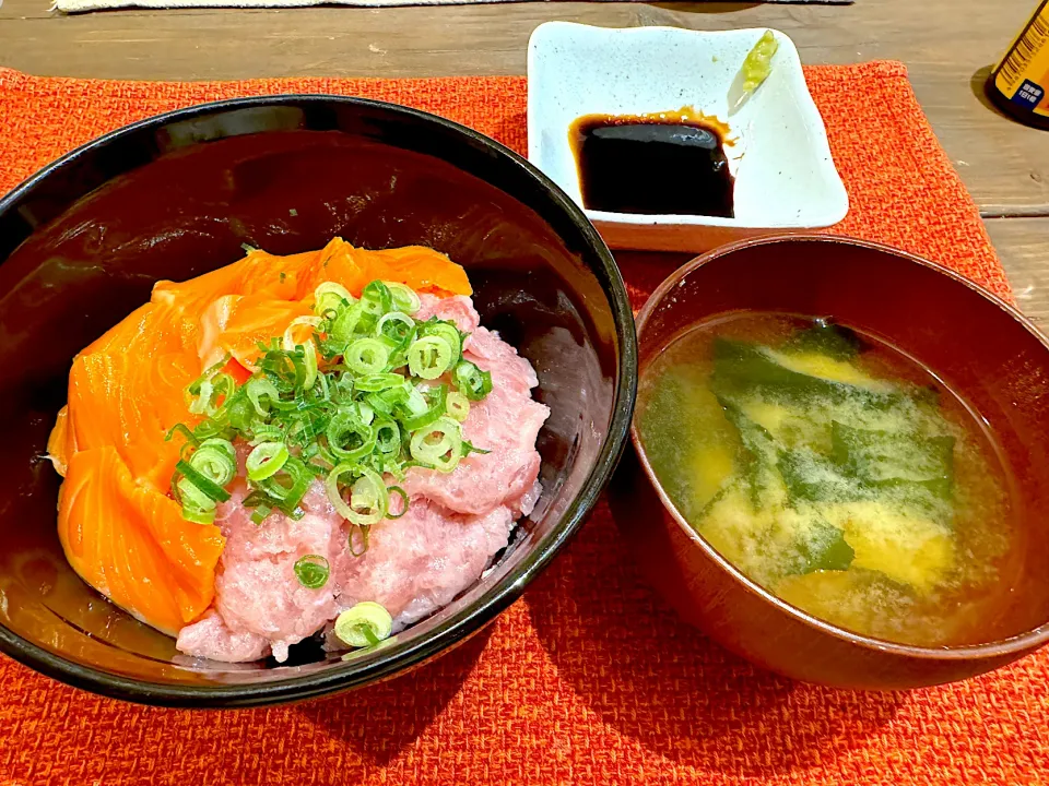 サーモンとまぐろたたき丼|ぴよすさん