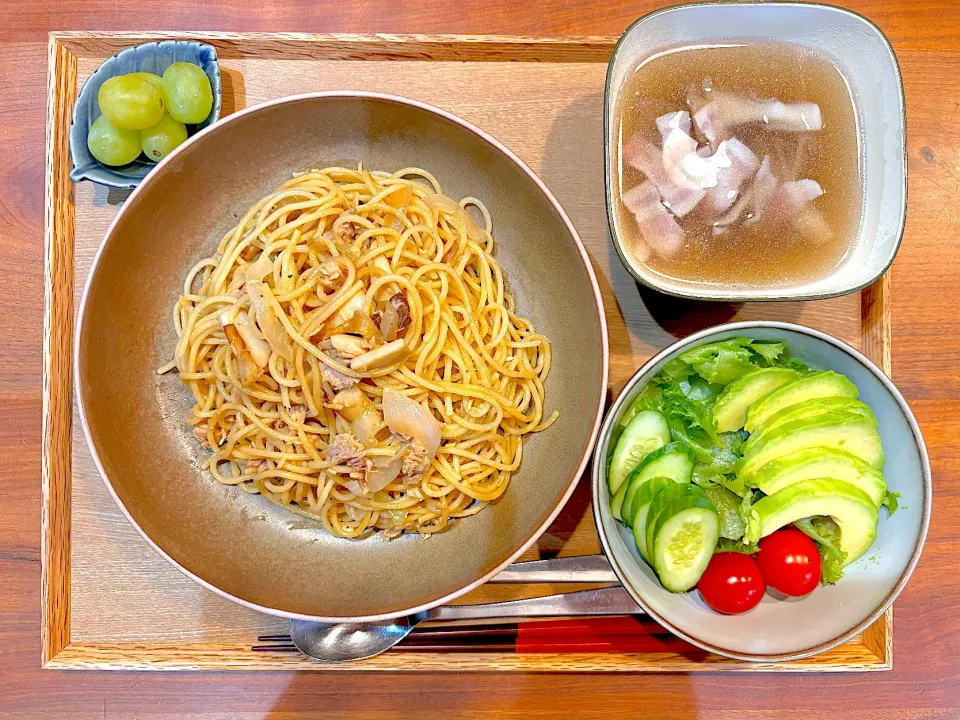 Snapdishの料理写真:昨日の夜ご飯(エリンギとツナのバター醤油パスタ、アボカドサラダ、舞茸スープ、ぶどう)|cocomikaさん