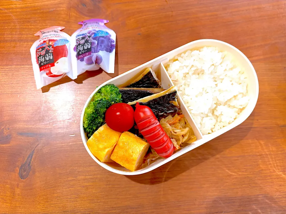 夏休み弁当(焼きさば、切り干し大根、卵焼き、ブロッコリー、トマト、ウインナー、こんにゃくゼリー)|cocomikaさん