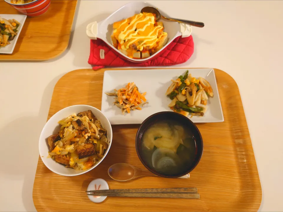 今日の夕食　サバ缶卵とじ丼、ごぼうサラダ、ちくわのめんつゆ炒め、わかめの味噌汁、厚揚げのキムチチーズ焼き|pinknari🐰🌈さん