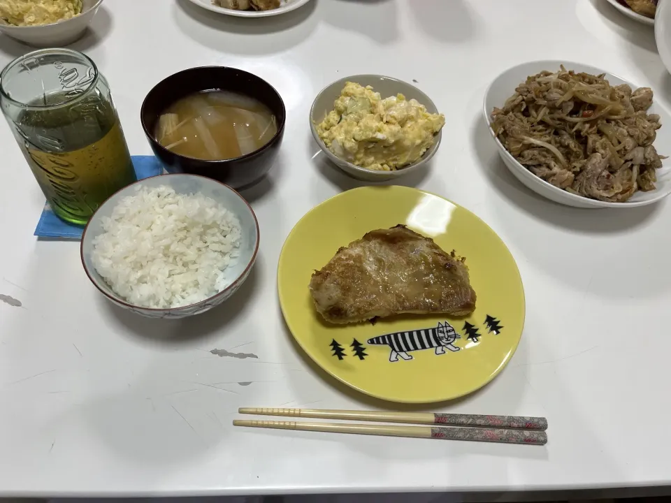 晩御飯☆赤魚の西京焼き☆明太マヨでタラモサラダ風☆豚バラもやしのニンニク味噌炒め☆みそ汁（大根・えのき）|Saharaさん