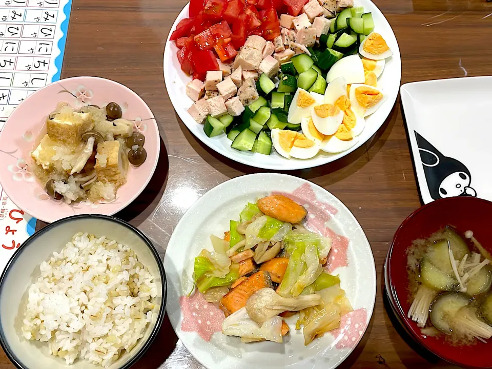 キャベツと鮭の味噌バター炒め　なすとえのきの味噌汁　コブサラダ　厚揚げとしめじのみぞれ煮|おさむん17さん