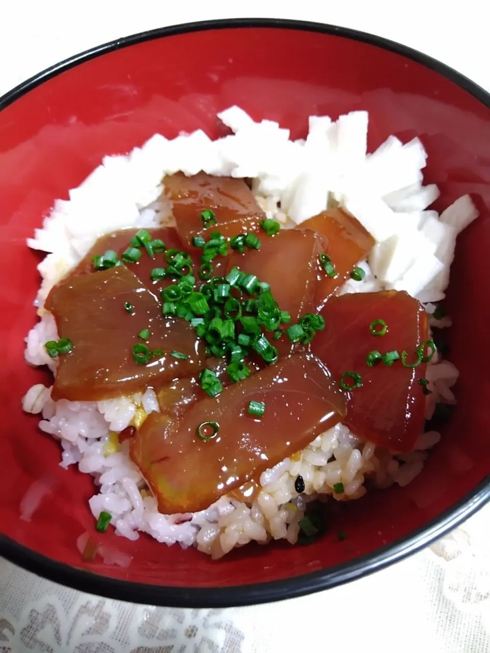 今日メインは生協の漁師のまぐろ丼具で!丼(山芋細刻み、青ネギ)|m.rafuさん