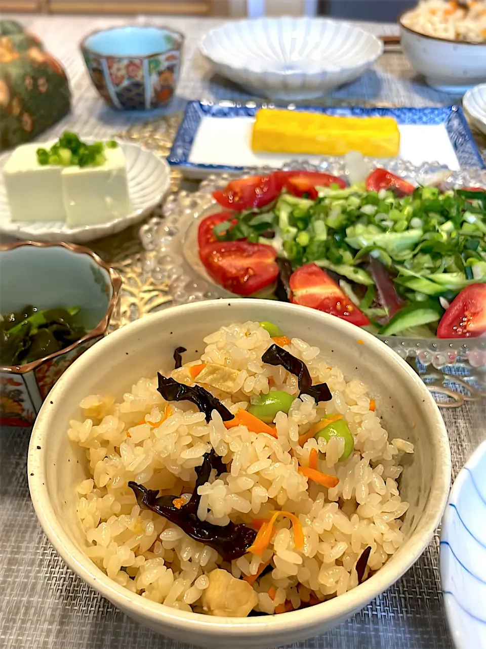 Snapdishの料理写真:黒キクラゲ入り炊き込みご飯、カツオのタタキサラダ、だし巻き玉子、枝豆豆腐冷奴、ワカメの酢の物|blue_bird07さん