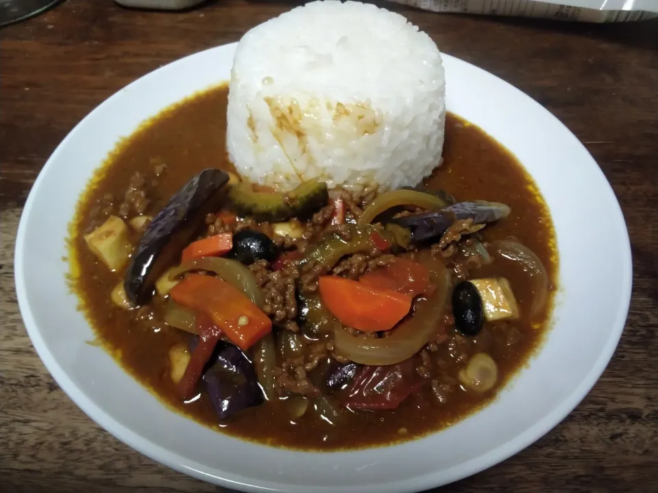 Snapdishの料理写真:夏野菜と牛ひき肉のカレー|にんにくと唐辛子が特に好き❤️(元シャリマー)さん