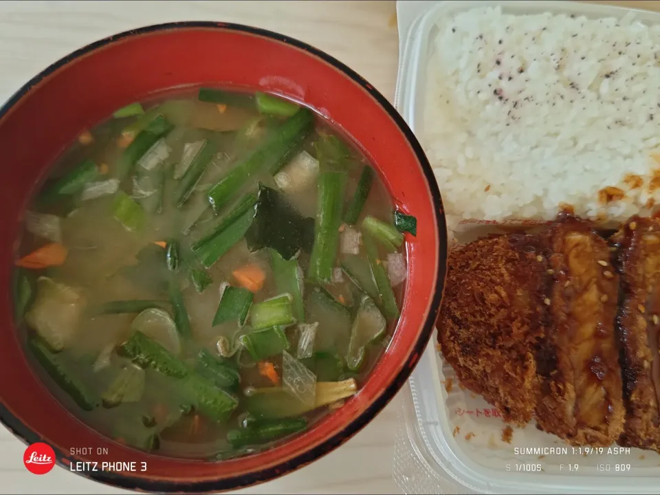 2024/08/21の食事はセブンの弁当に頼り、味噌汁のみ作りました。
お品書き
・ソースが掛かったロース豚カツ弁当（ご飯にはゆかりがトッピングされてました）
・味噌汁（冷凍保存した人参＋長葱＋韮＋三陸産乾燥わかめ＋マルコメフリーズドライ出汁入り粒味噌󠄀）|Tarou  Masayukiさん