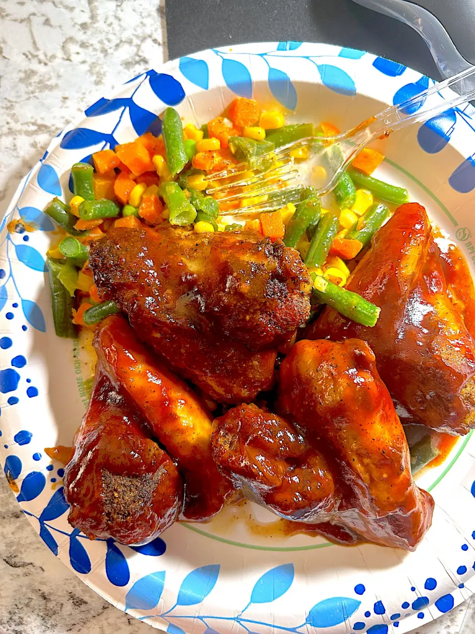 Barbecue chicken, wings, and mixed vegetables|Kareem Boogieさん