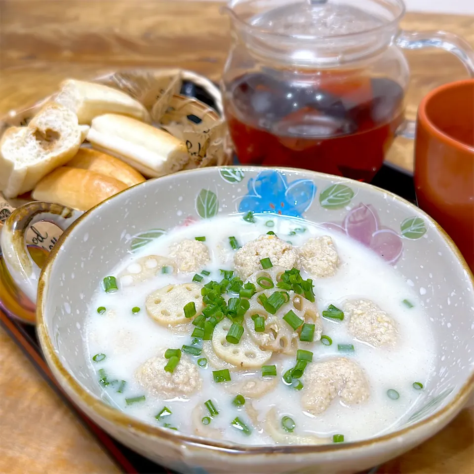 鶏つくねと蓮根の豆乳味噌汁|くまちゃんさん