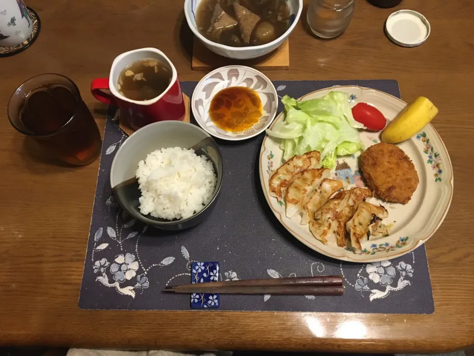 ご飯、焼き餃子、コロッケ、ミニトマト、レタス、ワカメ＆揚げ玉ねぎ＆揚げニンニク入りタマネギスープ、烏龍茶、バナナ(昼飯)|enarinさん