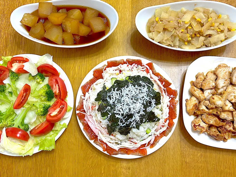 Snapdishの料理写真:ちらし寿司　サラダ　鶏胸肉の醤油麹漬け焼き　冬瓜の煮物　冬瓜のきんぴら|4jinoanataさん