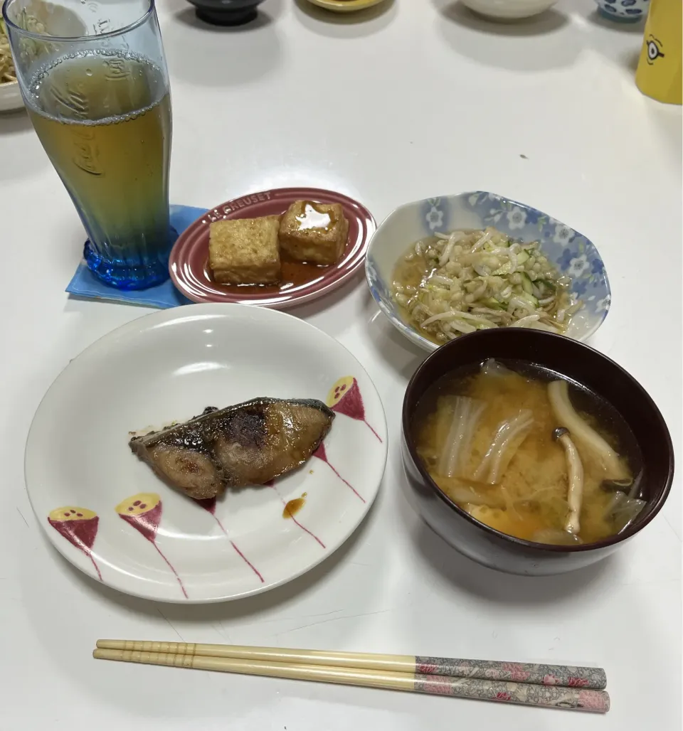 晩御飯☆ぶり照り☆酢の物（もやし・胡瓜・天かす）☆厚揚げ焼き（焼肉のタレかけ）☆みそ汁（白菜・しめじ・厚揚げ）|Saharaさん