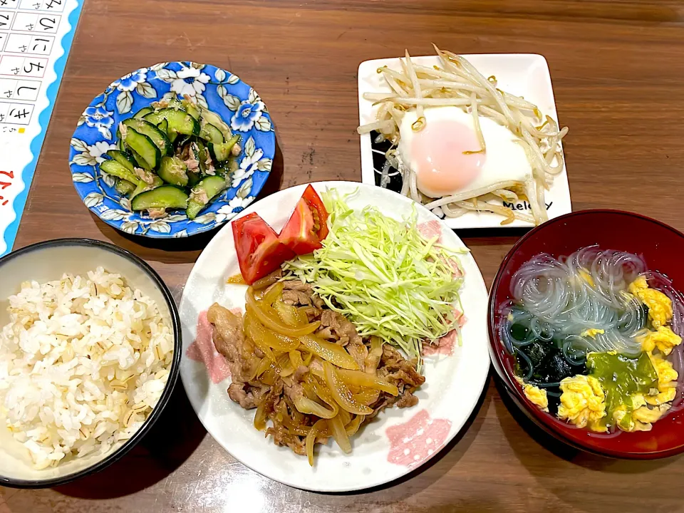 Snapdishの料理写真:豚の生姜焼き　卵とわかめの春雨スープ　巣篭もり卵　きゅうりとツナの中華和え|おさむん17さん