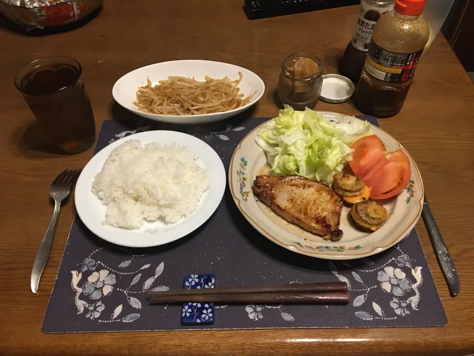 ご飯、帆立ソテー、ポークソテー、野菜炒め、トマト、レタス、沢庵、麦茶(夕飯)|enarinさん