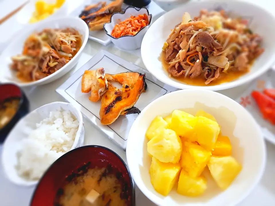 夕食(*ˊ˘ˋ*)
豚肉と野菜のみそ炒め
鮭カマ焼き
明太子
キムチ
おみそ汁(食べラー、豆腐、すりゴマ、海苔フレーク)
パイナップル🍍|プリン☆さん