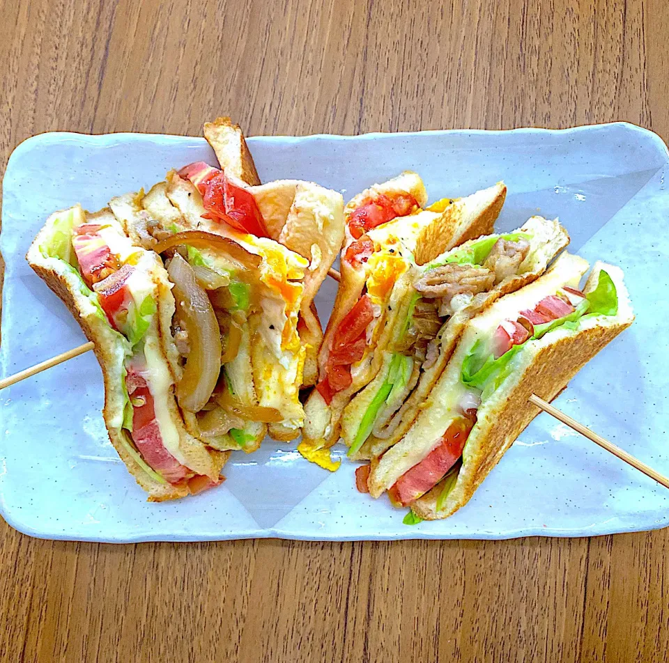 賄いできましたよ〜📣ホットサンドが食べたいって事で、BLT 、目玉焼きチーズキャベツ、テリヤキチキンアボカド🥑|shikaさん