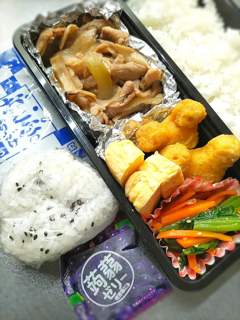 Snapdishの料理写真:本日の部活弁当
豚こま生姜焼き
Mickeyナゲット
毎日卵焼き
小松菜人参ナムル|Kaoriさん