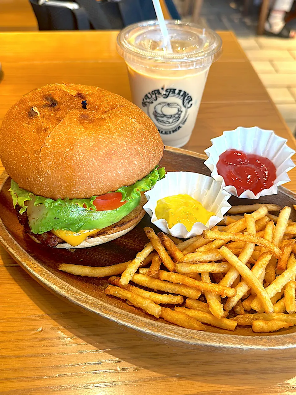 Snapdishの料理写真:アポカドチーズハンバーガー🍔|ゆうりさん