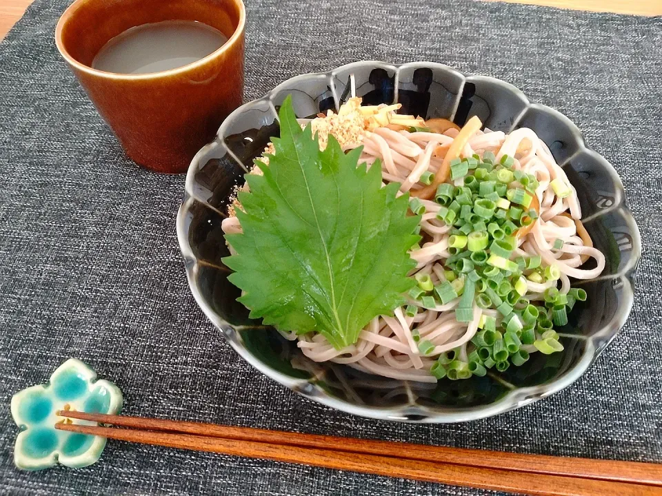 自分の朝兼昼ごはん☺️なめこ十割蕎麦|みりさん