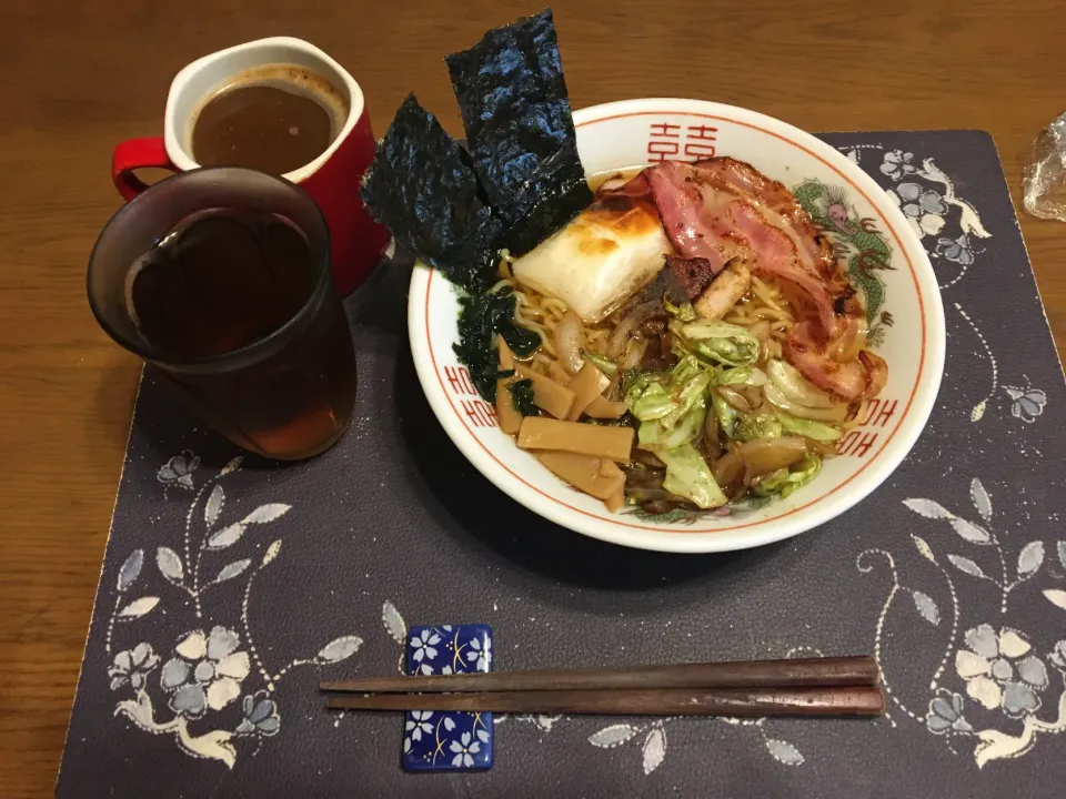 Snapdishの料理写真:ポーク＆野菜ソテーラーメン、ホットコーヒー、烏龍茶(昼飯)|enarinさん