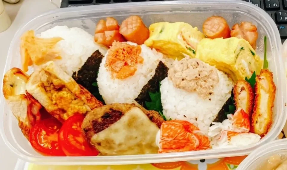 インフル快気㊗️  SPECIAL 日替わり弁当

①3種の三角おむすび
                                     鮭・焼きたらこ・ツナマヨ
②厚焼きたまご（かにかま＆ニラ）
③ウィンナー
④ちくわの挟み焼き
                                 【1】大葉・チーズ・かにかま
                                 【2】ツナマヨ+カレー風味
⑤手製ハンバーグ on the Cheese
⑥エビ寄せフライ（AJINOMOTO冷食）
⑦プチトマト・かにかま（彩り+隙間埋め）

別途、吸い物 ⑧中身汁
    （大好物なのでお盆のときに冷凍してました）
 
果物 ⑨パイナップル＆オレンジ（盆お供え物）

※全体写真は Tsuu_chan♡(⁠•⁠‿⁠•⁠)が投稿してるのでよかったらのぞいてください|TakeBooさん