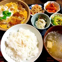 Snapdishの料理写真:【ハチヤ】『ヒレカツたまごとじ定食』|Miyaさん