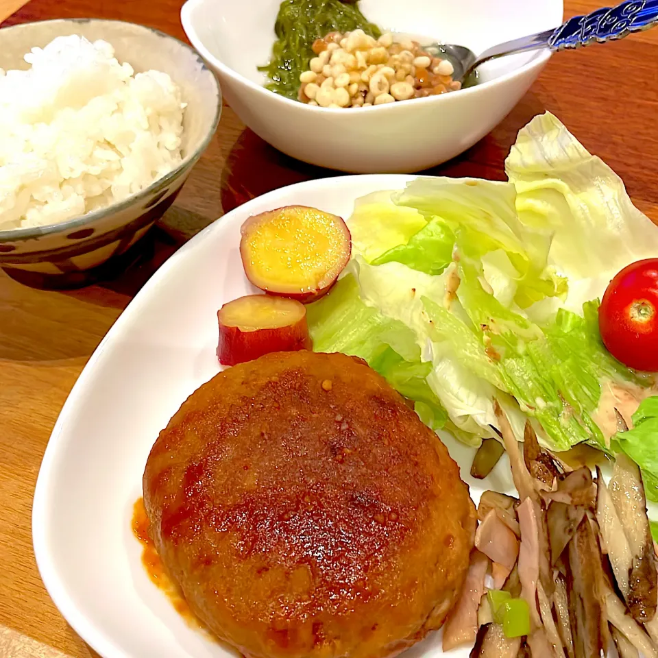 つくねハンバーグ　塩きんぴらごぼう　めかぶ納豆|とゆあさん