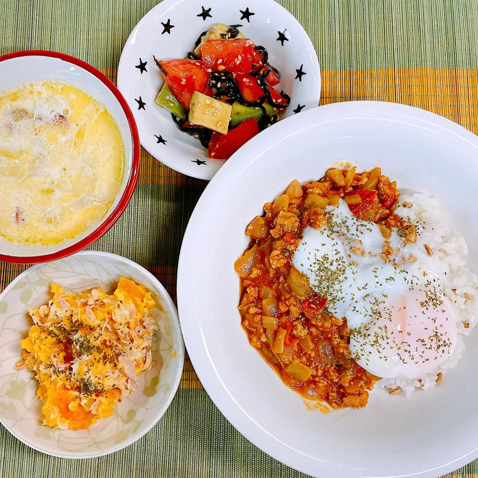 キーマカレー♡トマトとアボカドの塩昆布あえ♡キャベツとベーコンのミルクスープ♡かぼちゃサラダ♡|まゆかさん