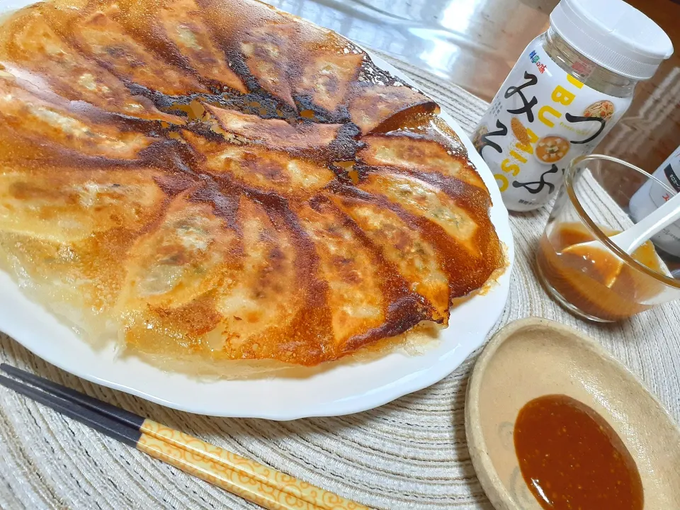 Snapdishの料理写真:手作り餃子🥟

タレはつぶみそでみそダレ🎶|びせんさん