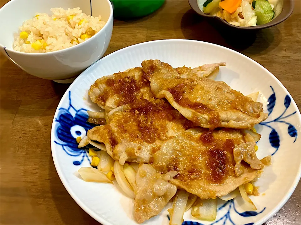 Snapdishの料理写真:豚肉生姜焼き & とうもろこしご飯  とうもろこしの半分を炊き込みに、半分はバター醤油で玉ねぎと一緒に炒めました|リフルシャッフルさん