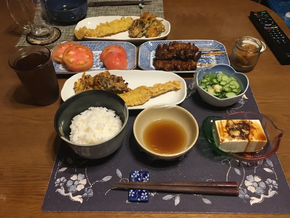 ご飯、かき揚げ2種、穴子天、鳥レバー串、鶏皮串、トマト、きゅうりとオクラの酢の物、冷奴、沢庵、麦茶(夕飯)|enarinさん