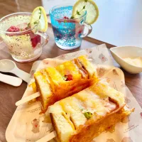 Snapdishの料理写真:チーズ🧀サンド&スムージー🥤 lunch set|The Reinhartsさん