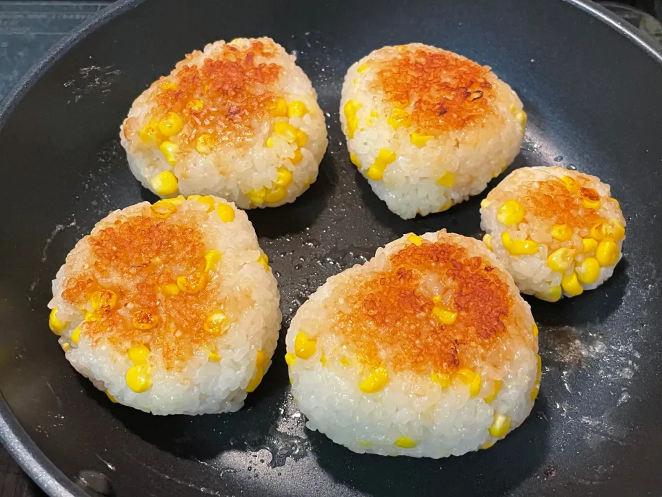 焼きとうもろこし風おにぎり🌽|くろねこっく🐈‍⬛さん