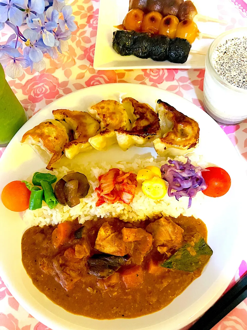 Snapdishの料理写真:餃子🥟と夏野菜スパイスカレー🍛|HAMI69さん