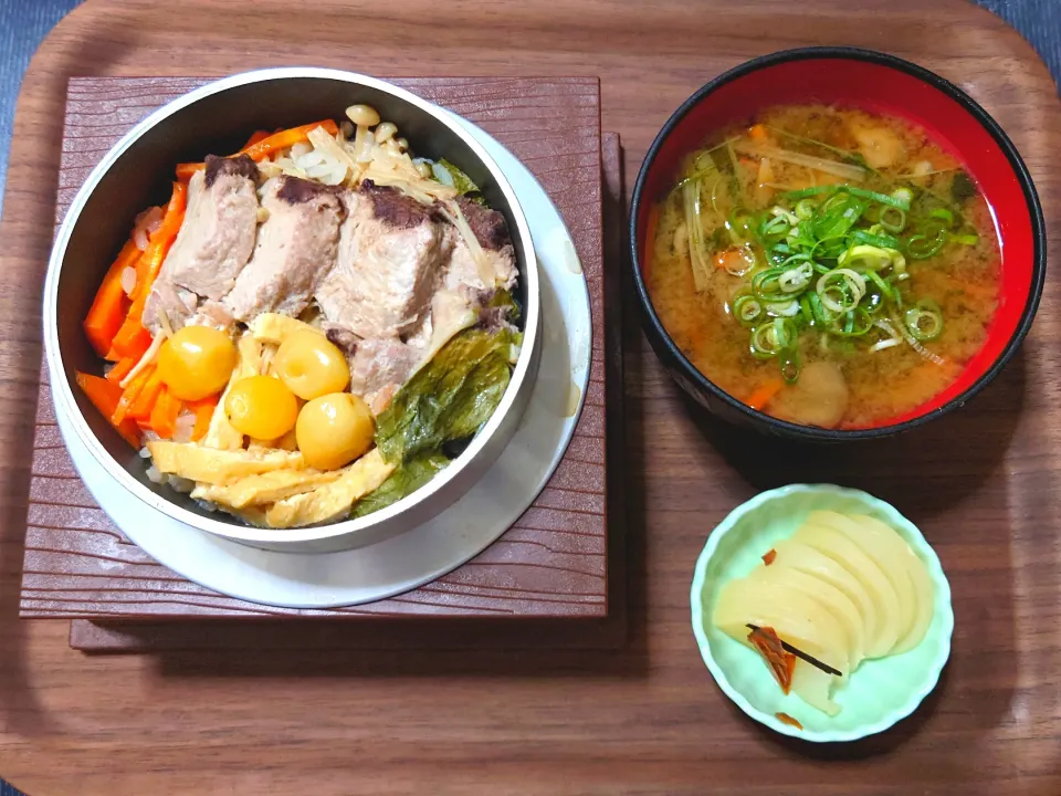 今日の朝ごはん（鰹五目釜飯に水菜と舞茸と人参のみそ汁、たくあん）|Mars＠釜飯作り研究中さん