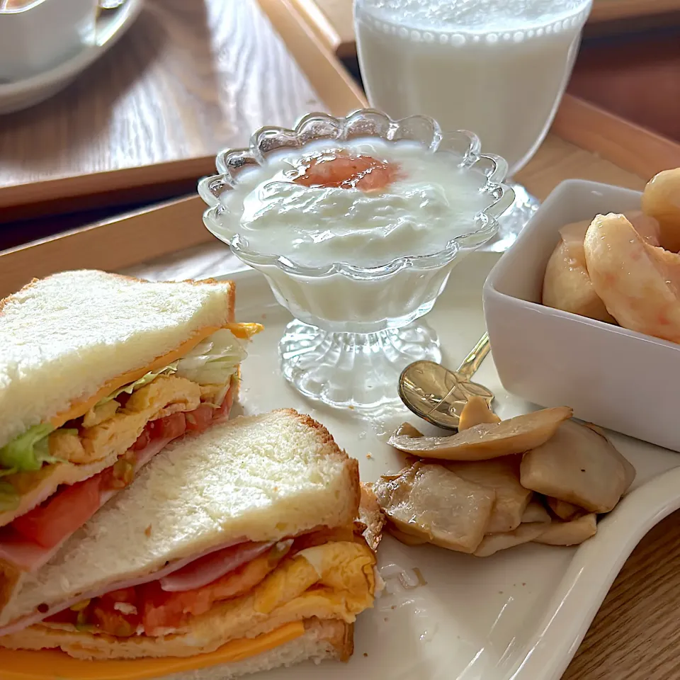 土曜日の朝　　　　　　　　　　　　　　　　サンドイッチの朝ごはん🥪|mokoさん