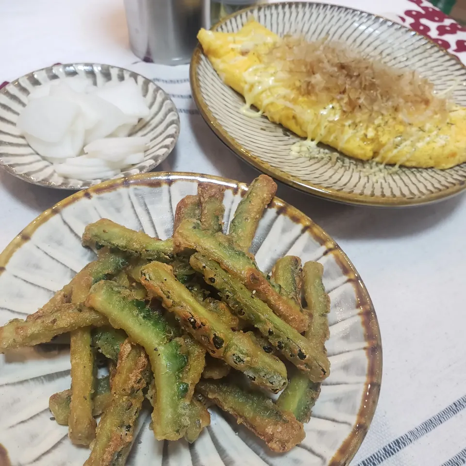 ひとり暮らしの夜ご飯
金曜居酒屋めし
ゴーヤのからあげ、納豆オムレツ|keeijnsさん