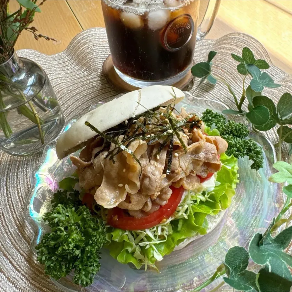 Snapdishの料理写真:8/24❤︎豚バラしゃぶしゃぶベーグルサンド🌱
さっぱりと☺️

＊ ベーグル
＊ 豚バラしゃぶしゃぶ
＊ フリルレタス ＊コーンキャベツ＊トマト
＊ 刻み海苔|Makinsさん