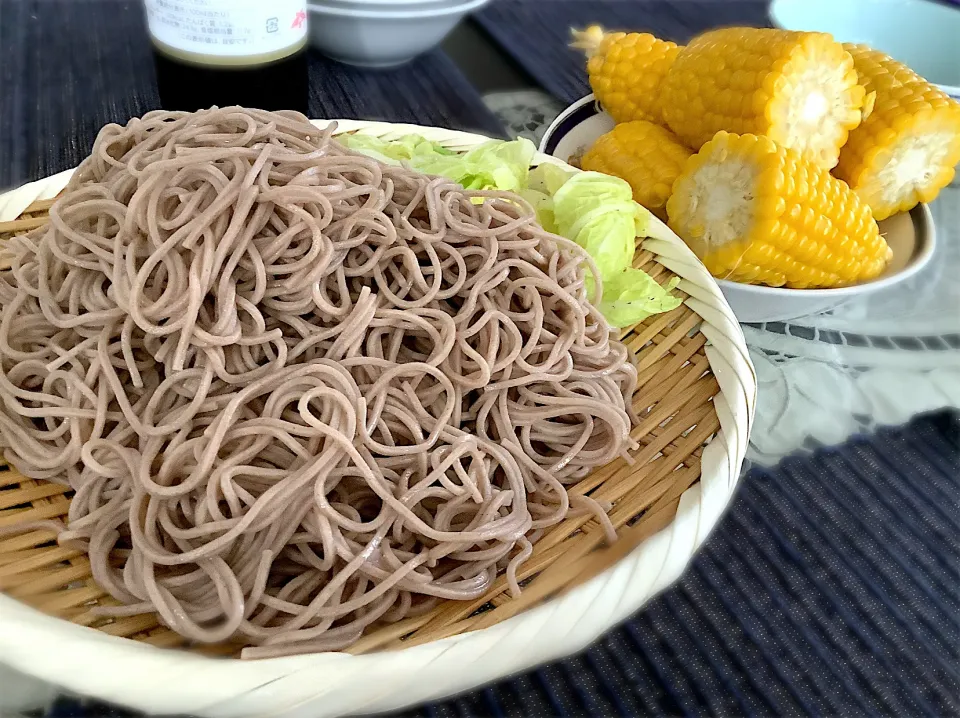 夏の昼飯☀️とうもろこし🌽とざる蕎麦😋|アライさんさん