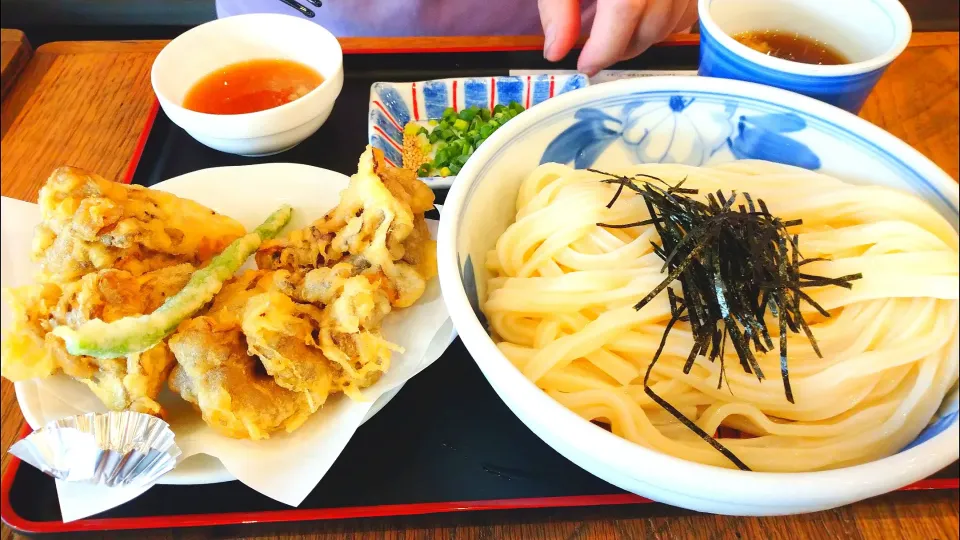 Snapdishの料理写真:8/24のお昼ごはん
讃岐うどん「まるかつ」
舞茸天ぷらうどん ざる大盛り|卯月さん