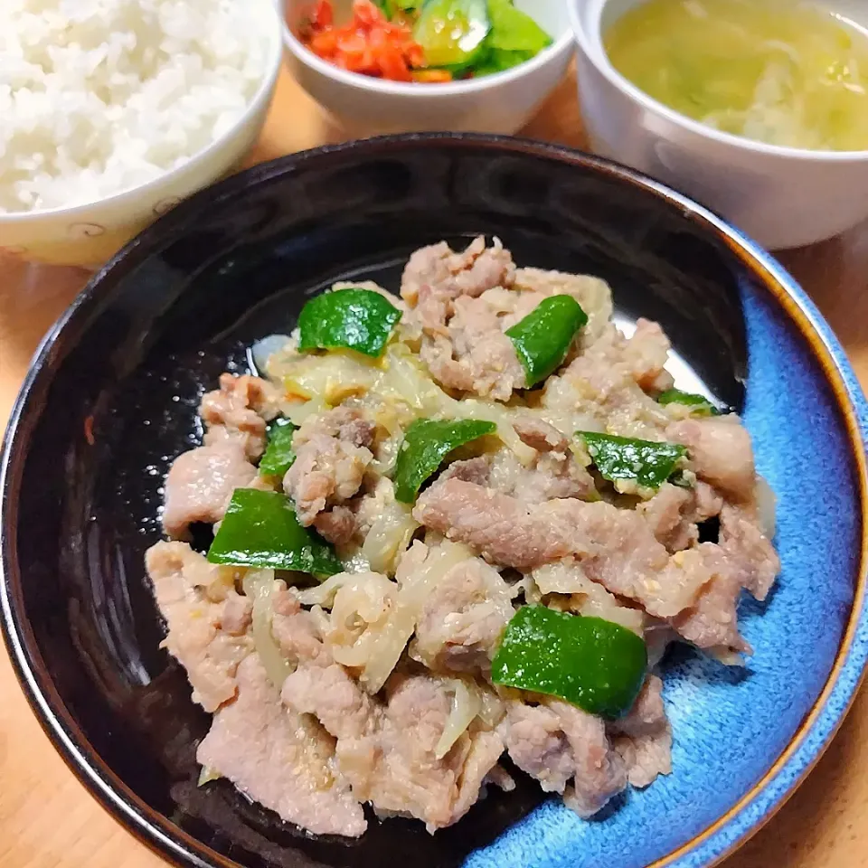 Snapdishの料理写真:豚肉のごまみそ炒め
きゅうりの酢の物＋キムチ
ねぎたっぷりダシダスープ|万葉さん