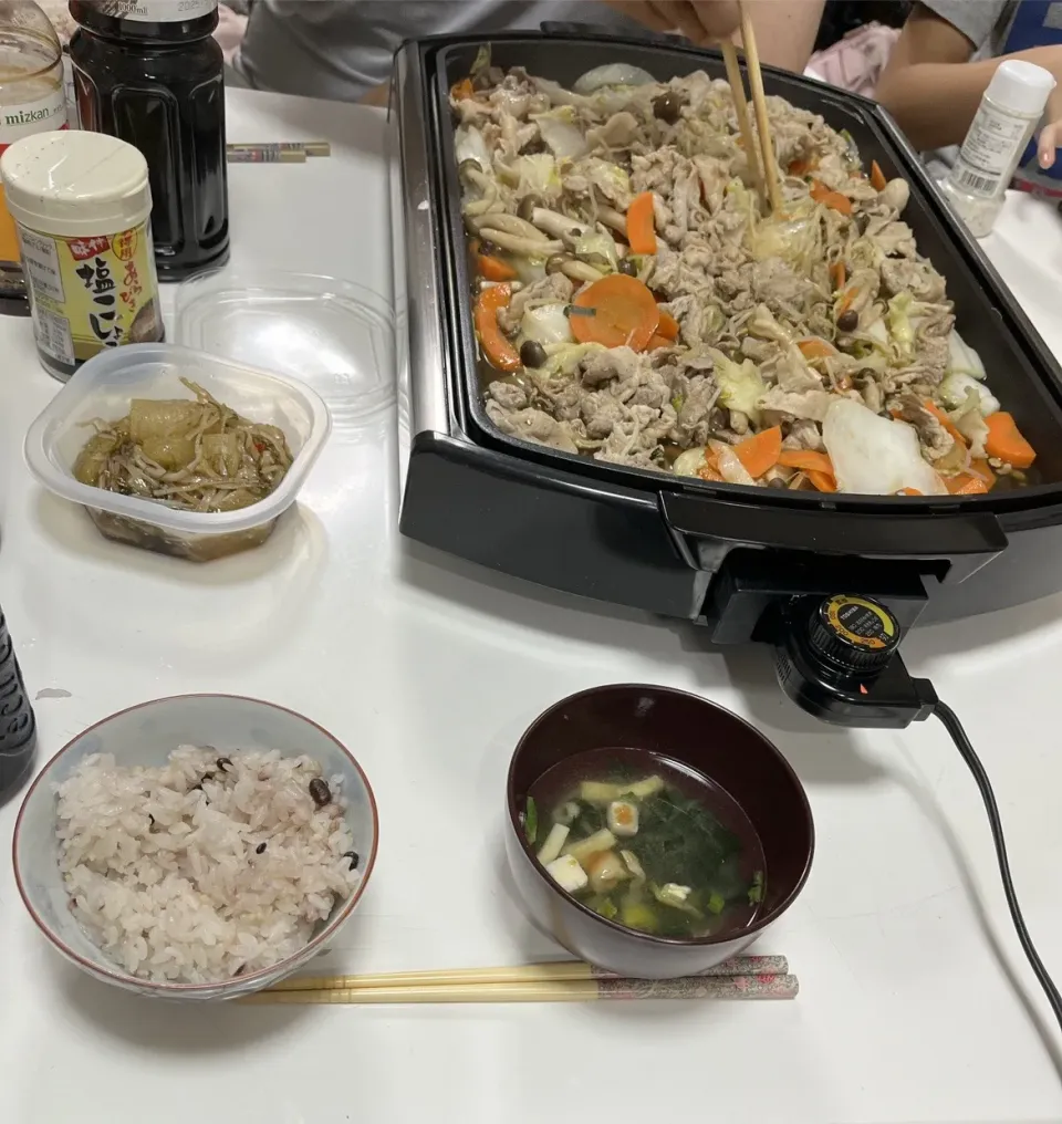 晩御飯☆雑穀米☆簡単みそ汁☆帆立入り松前漬け☆野菜炒め。お椀に乾燥みそ汁の具と、つぶみそ入れて、簡単にみそ汁|Saharaさん